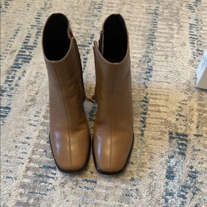 Tory Burch Elegant Tan Ankle Boots
